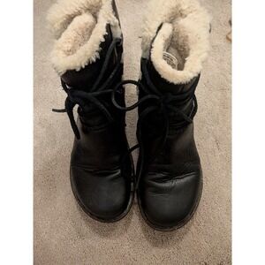 UGG Australia 1932 Black Leather Shearling Lined Lace Up Ankle Boots Womens 8